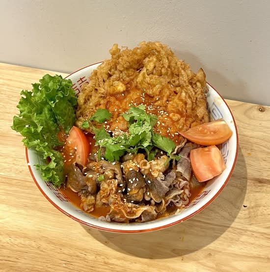 Pig’s Trotters Noodles with Golden Egg / 香炸猪蹄炸蛋面